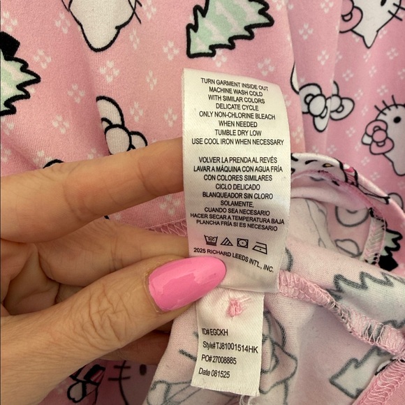 HELLO KITTY Sanrio Pink Christmas Pajama Set 2 Piece Button Front Top Pants XL - Picture 6 of 7